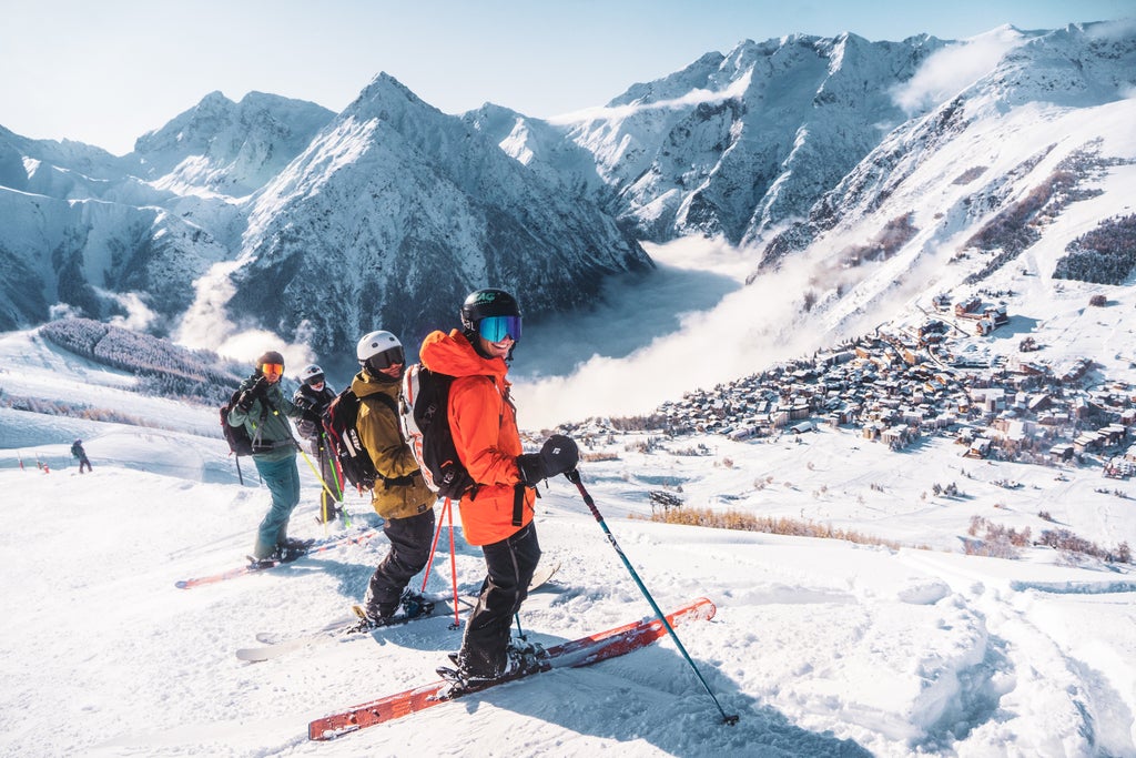 Les 2 Alpes_Off-Piste Skiers_(c): Luka Leroy / Les 2 Alpes