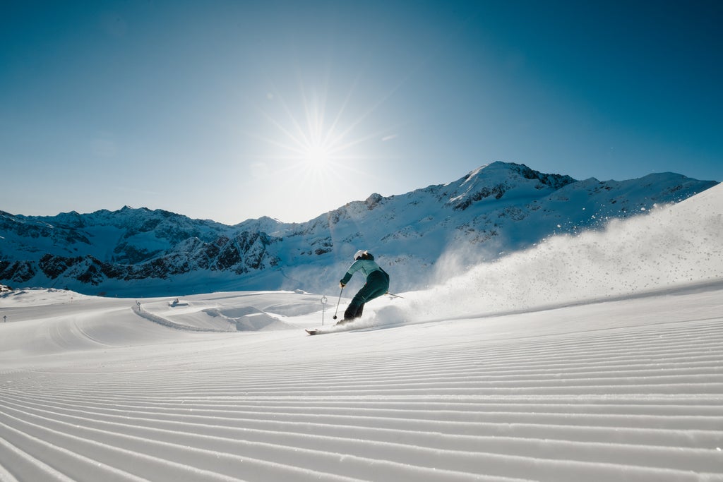 Kaunertaler Gletscher_Carving on Groomed Slopes_(c): Kaunertaler Gletscher