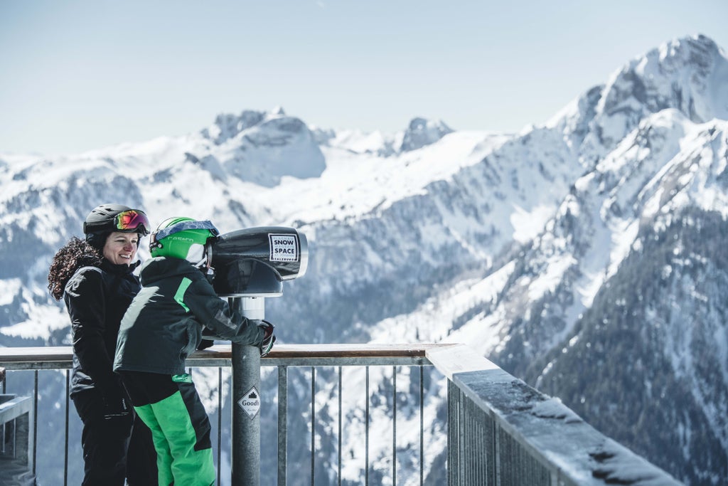 18 snowspacesalzburg winter fernglas frau und kind