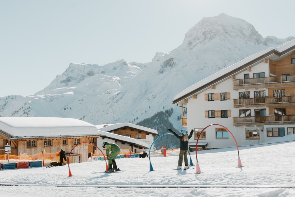 Lech Zürs_Kids Practicing on Sunny Slope_(c): Dominic Kummer - Lech Zürs Tourismus GmbH