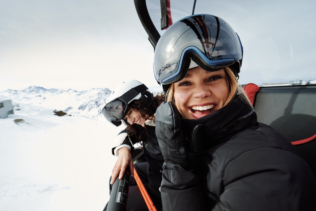 Ischgl_Girls Smiling on Chairlift_(c): Patrick Pilz