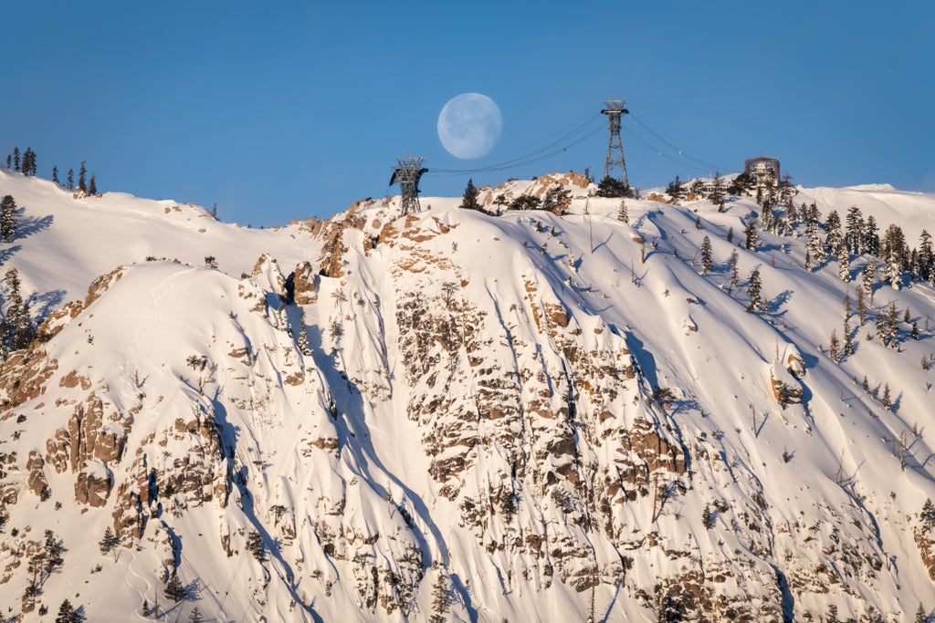 Palisades Tahoe_Moonrise_(c): Kate Abraham / ElevatedIMG Inc
