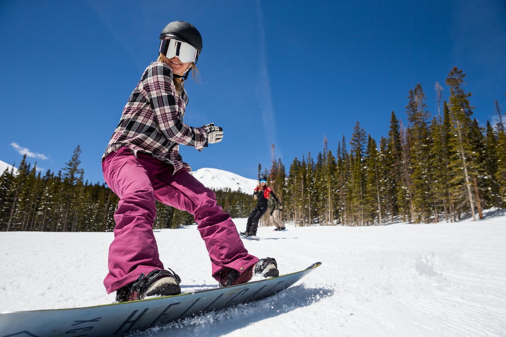 Breckenridge_Carving_Girlfriends_(c): Vail Resorts | Photo by Aaron Dodds