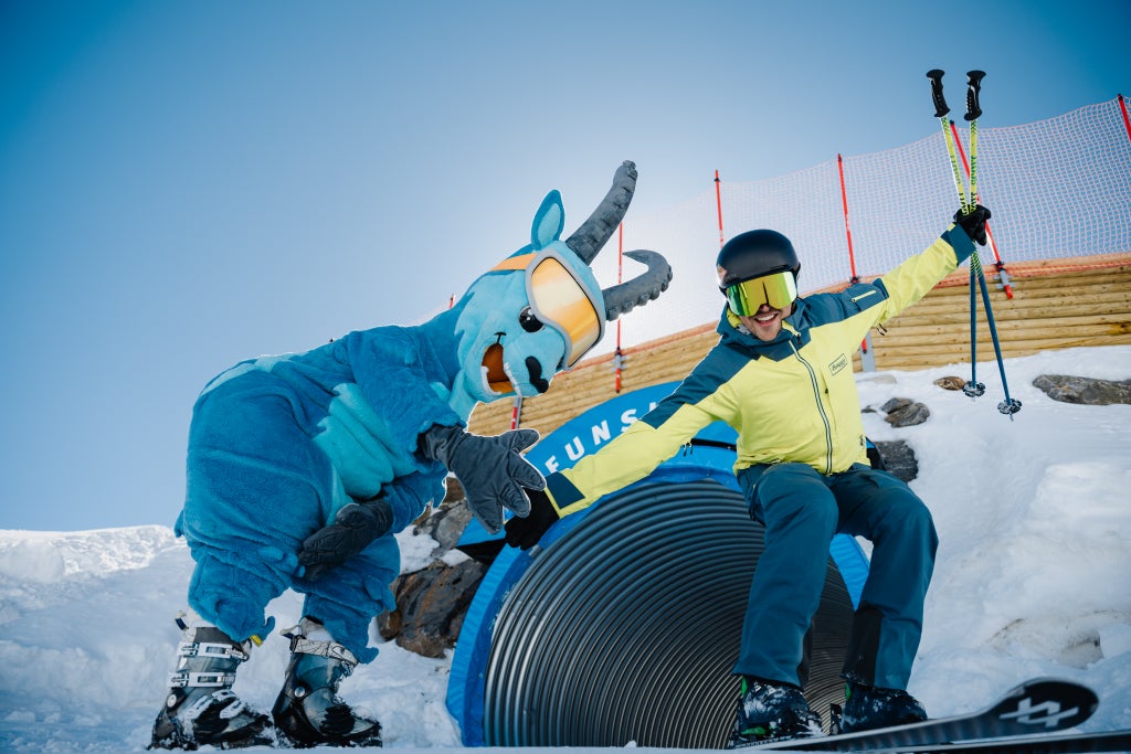 Kaunertaler Gletscher_Skier with Mascot Kauni_(c): Kaunertaler Gletscher