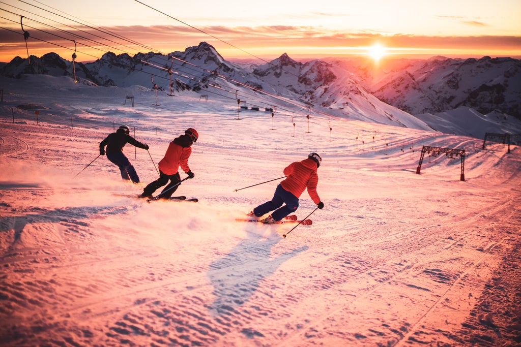 Les 2 Alpes_Sunset Piste Skiing_(c): Luka Leroy / Les 2 Alpes