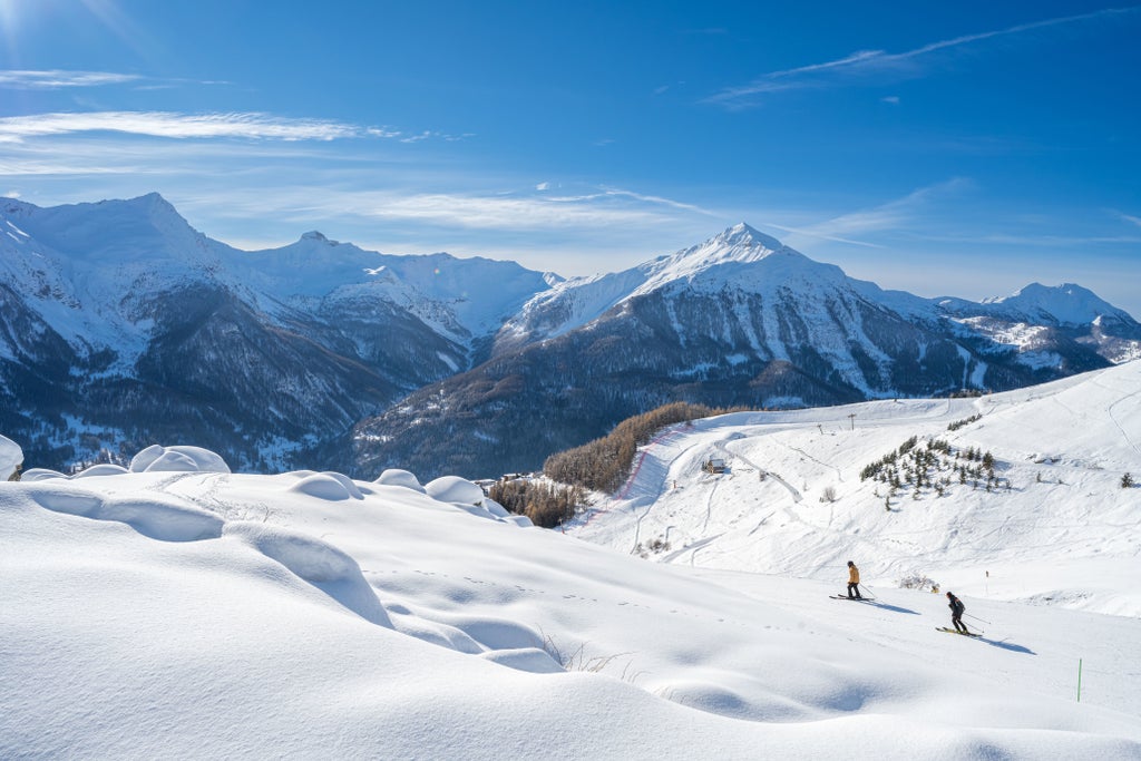 Orcieres Merlette_Skiers Traversing a Flat Slope_Landscape_(c): Gilles Baron