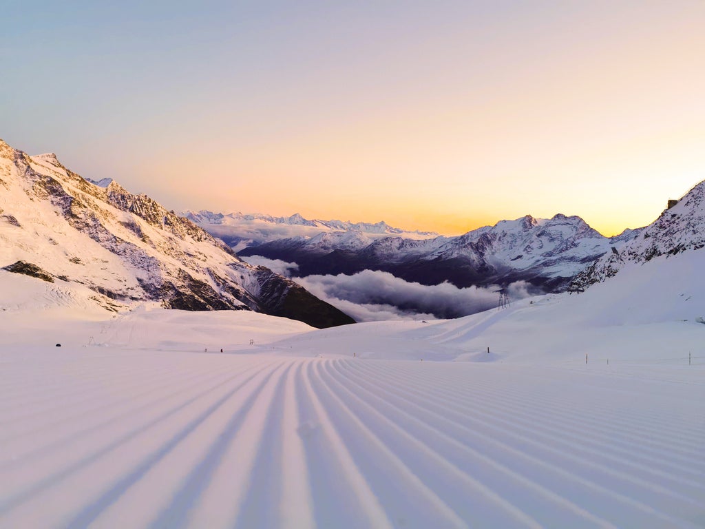 Saas Fee_Sunrise Skiing_(c): Saastal Tourismus AG/Samuel Gentinetta