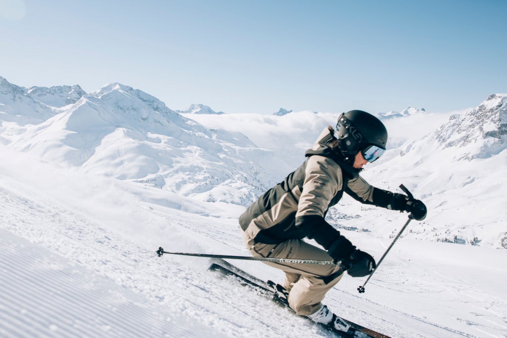 Lech Zürs_Skier Carving on Steep Slope_(c): Daniel Zangerl - Lech Zürs Tourismus GmbH