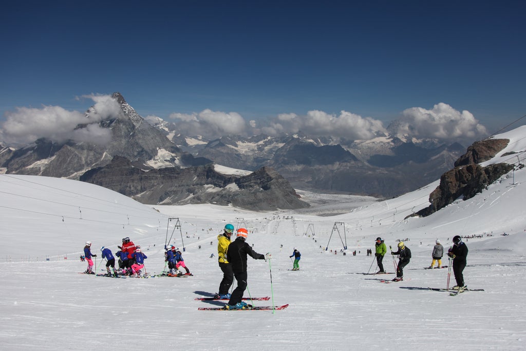 Cervino Ski Paradise_Sunny Ski Day_Matterhorn view_(c): Enrico Romanzi