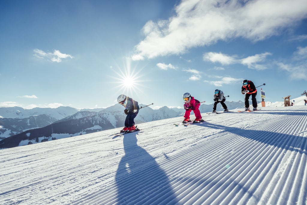 Alpbach_Family Skiing On Piste_(c): Alpbachtal Tourismus / Shootandstyle