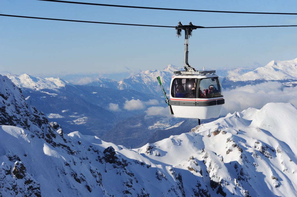 Courchevel_Cable Car Over Peaks_(c): Shutterstock
