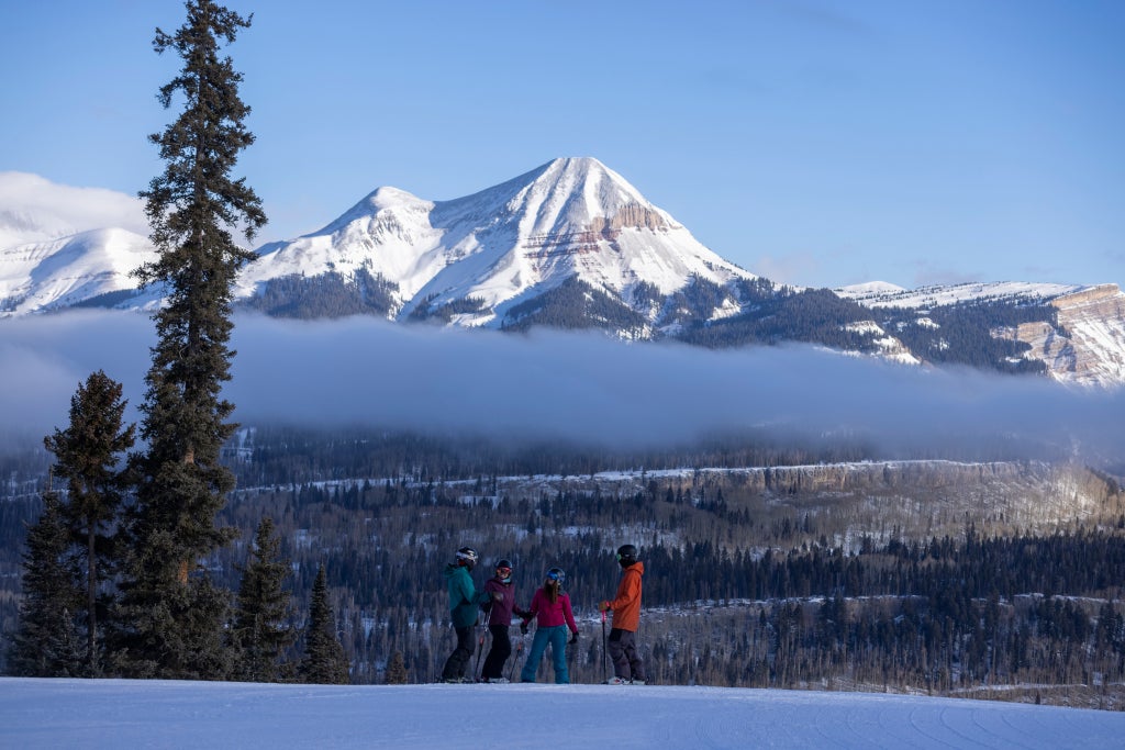 Purgatory_Skiers_Twilight Mountains View_(c): Scott DW Smith