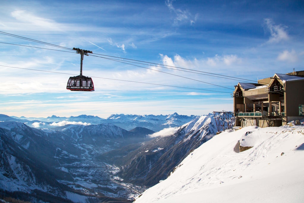 Chamonix_Aiguille du Midi Cable Car_Scenic Panorama_(c): Shutterstock