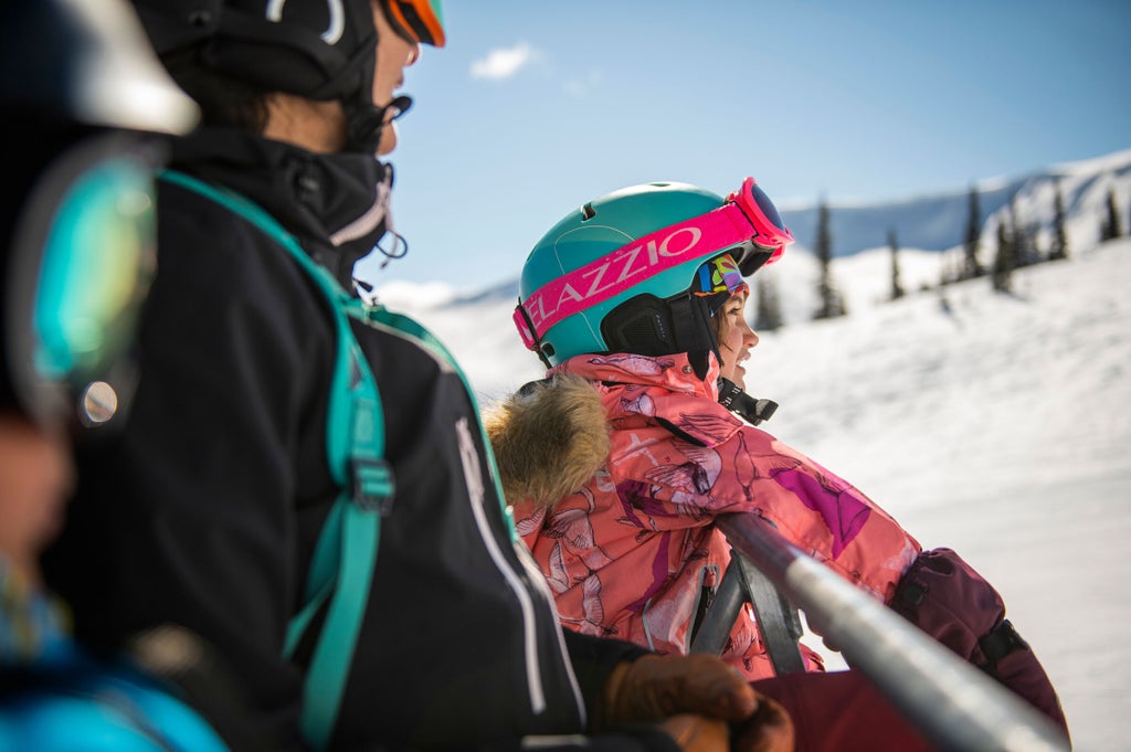 Whistler Blackcomb_Child Admiring the View_(c): Whistler Blackcomb