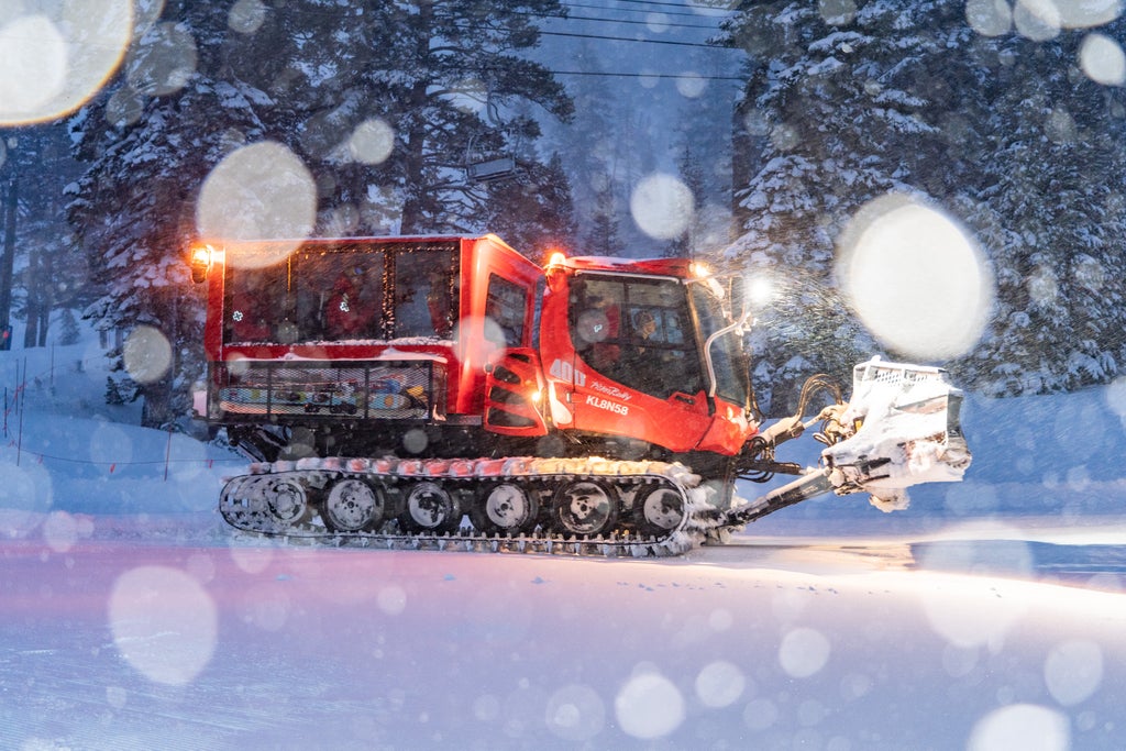 Palisades Tahoe_New Snow_Snowcat_Lights_(c): Blake Kessler Media / Palisades Tahoe