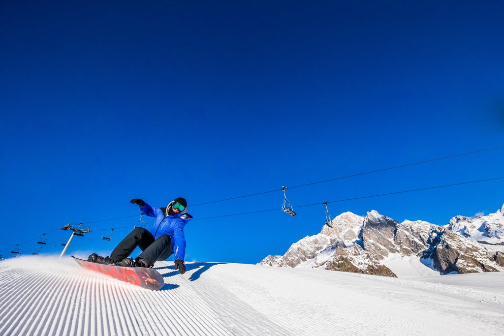 Courmayeur_Snowboard On Piste_(c): Dario Mazzoli