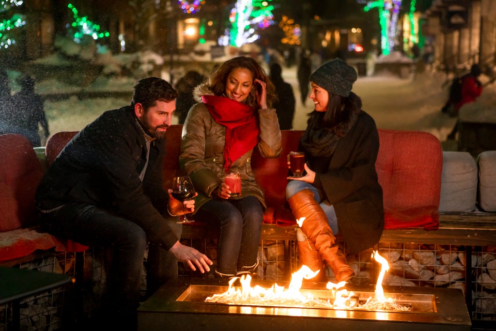 Whistler Blackcomb_Basalt Wine & Salumeria_Friends_(c): Tourism Whistler/Justa Jeskova