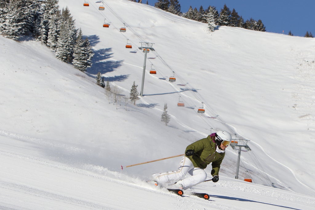 Park City_Skier Carving_Groomed Slope_(c): Dan Campbell