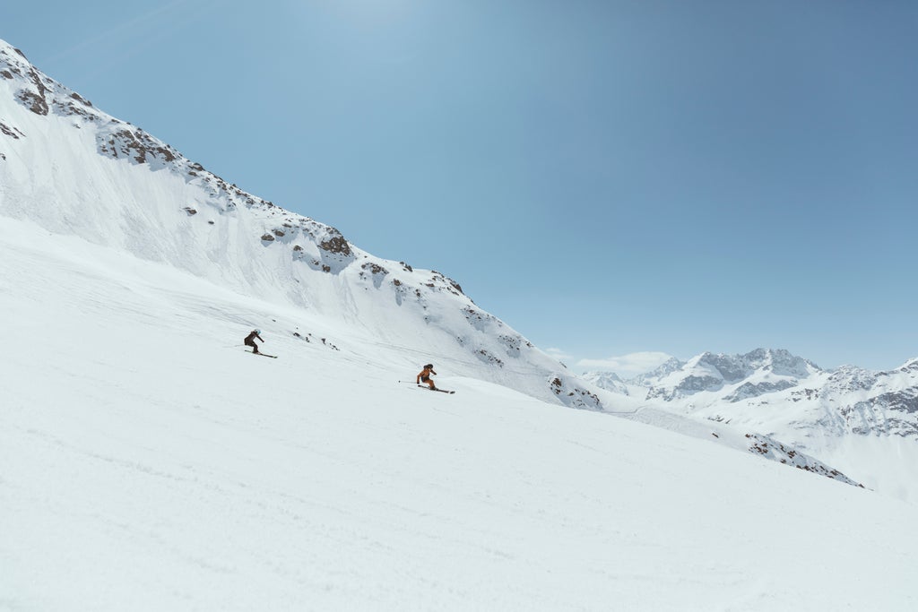 St. Anton am Arlberg_Skiers Racing Down Slope_(c): Arlberg Marketing GmbH /Christoph Schoech