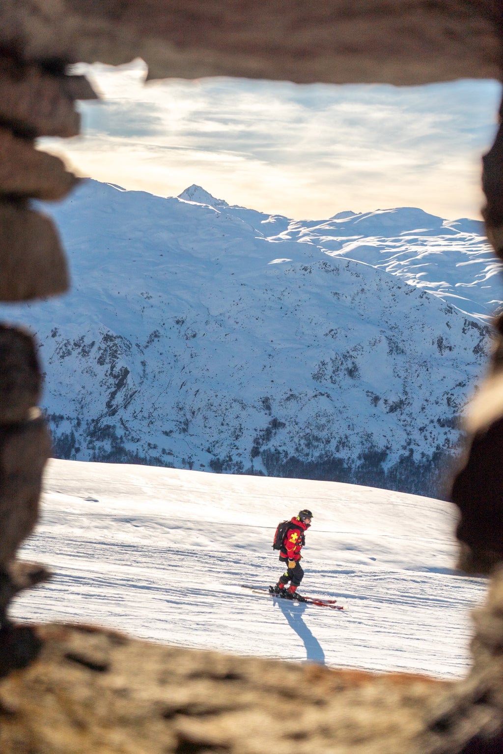 Secouriste sur piste avec vue panoramique-Benoit BERGER-36515