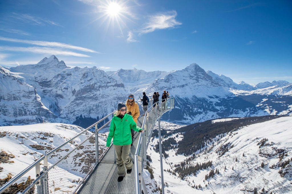 Grindelwald - Wengen_First Cliff Walk Tourists_(c): Jungfrau Region Tourismus AG