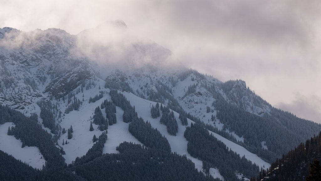 Mount Norquay_Sunset Mountain Landscape_(c): SkiBig3 / Royce Sihlis