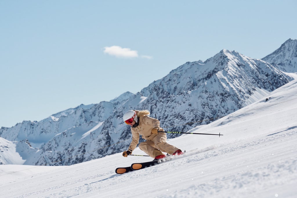 Stubaier Gletscher_Skier Carving Groomed Slope_(c): Andre Schönherr