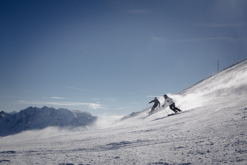 Ischgl_Skiers Carving on Groomed Slope_(c): Tirol Werbung / Jarisch Manfred