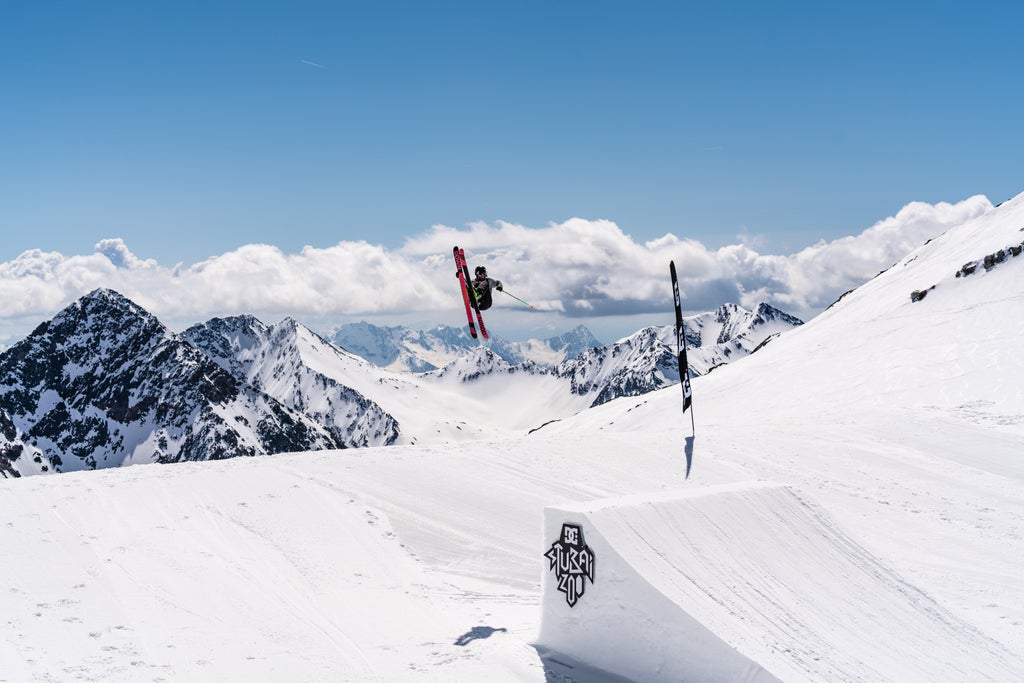 Stubaier Gletscher_Skier High Jump Stubai Zoo Snowpark_(c): Julian Ebentheur