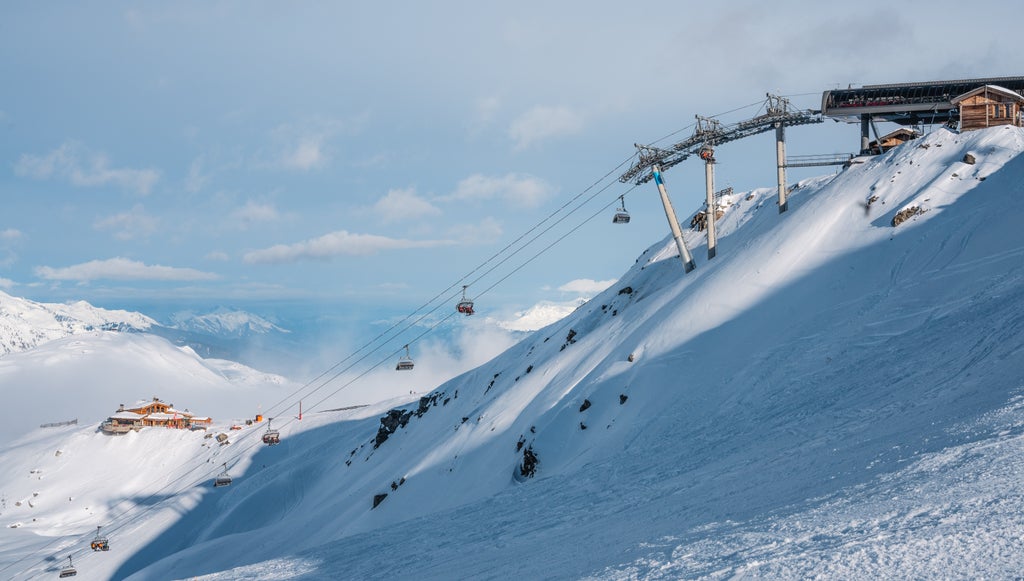 Val Thorens_Cime Caron Ski Slope and Chairlift_(c): Alexis Brot / Les 3 Vallees