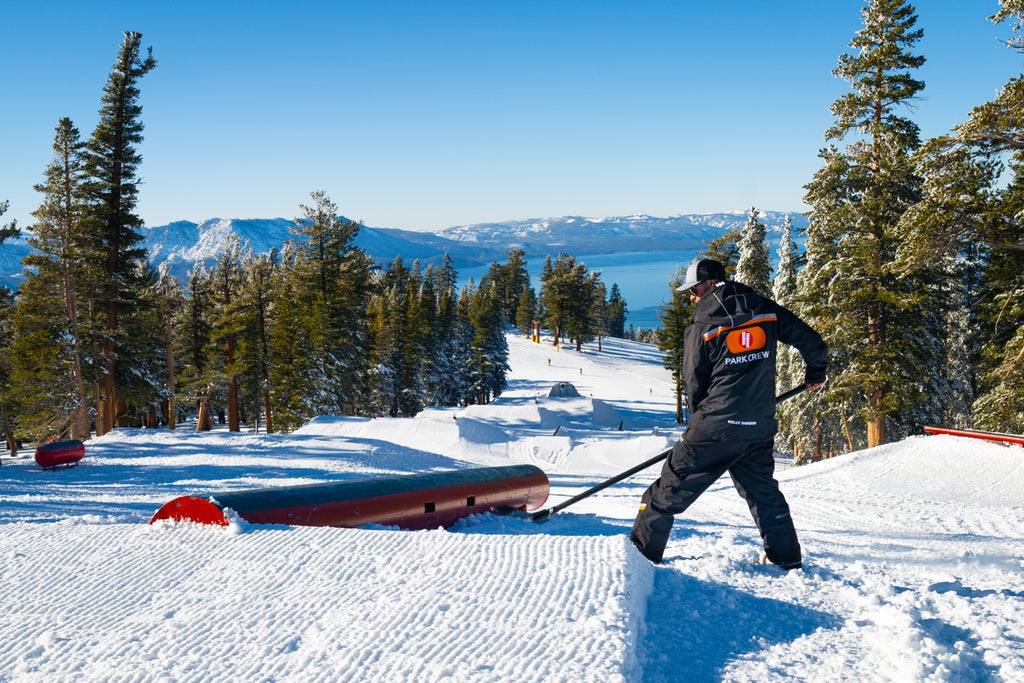 Heavenly Mountain_Snowpark Crew at Work_(c): Jimmy Pollock