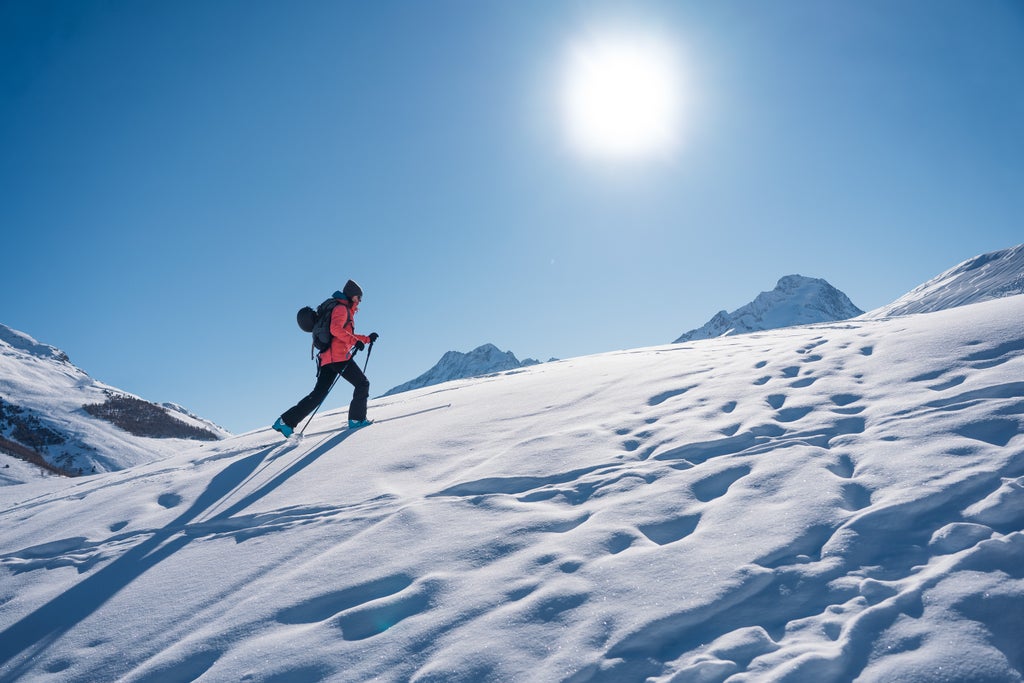 Les 2 Alpes_Woman Ski Touring_(c): Luka Leroy / Les 2 Alpes