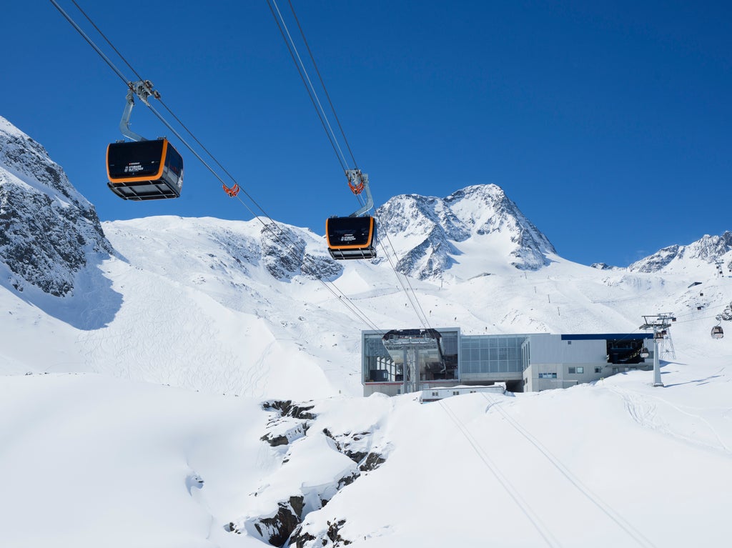 Stubaier Gletscher_3S Eisgratbahn in Winter Landscape_(c): Andre Schönherr