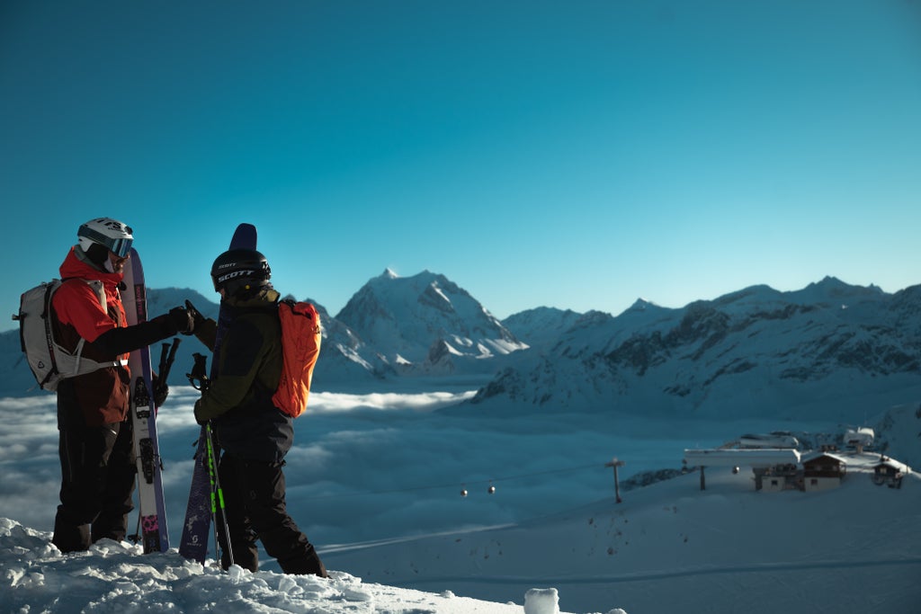 Courchevel_Saulire Freeride Skiers_(c): Arthur Bertrand