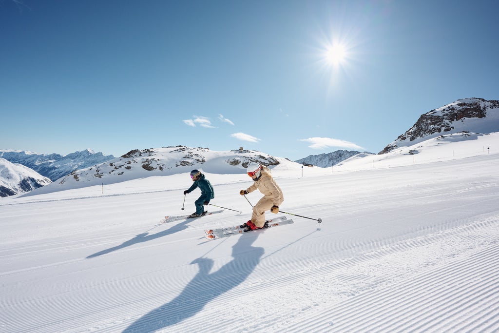 Stubaier Gletscher_Skiers in Sync_(c): Andre Schönherr