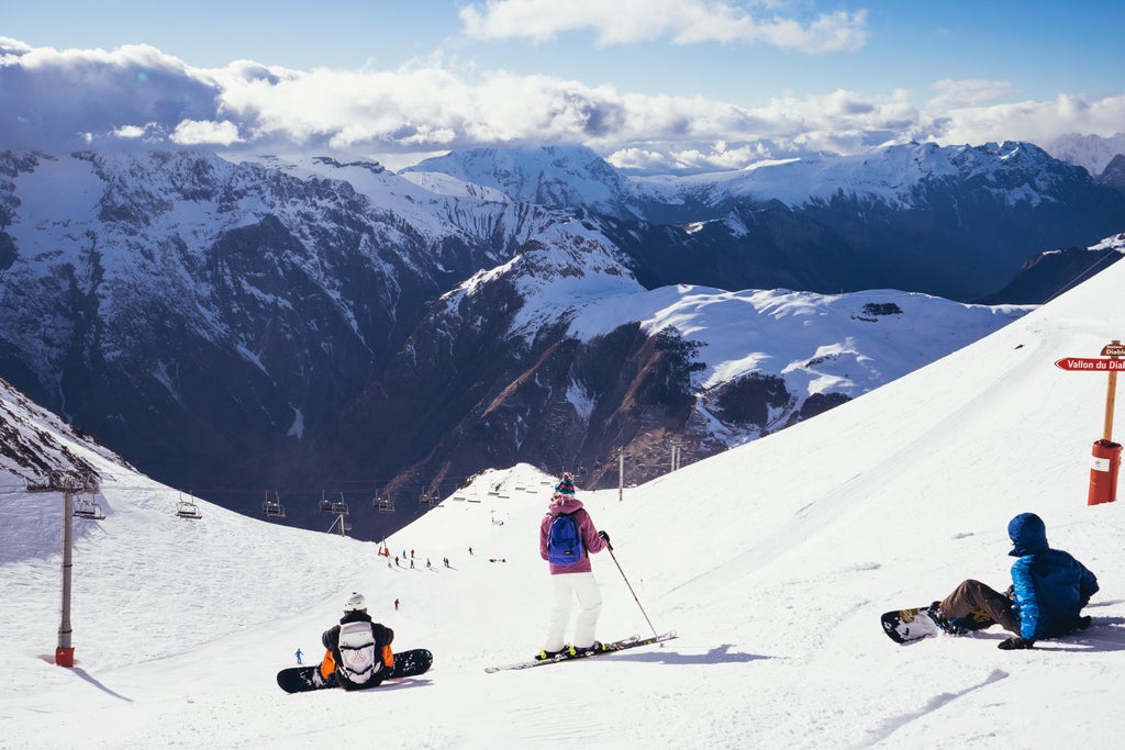 Les 2 Alpes_Riders Preparing_Luka Leroy / Les 2 Alpes
