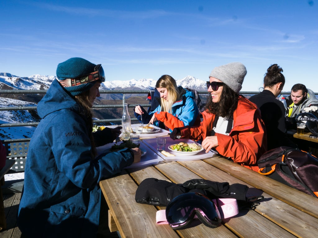 Peyragudes_Girls Having Lunch_Panoramic View_(c): Peyragudes / N'PY