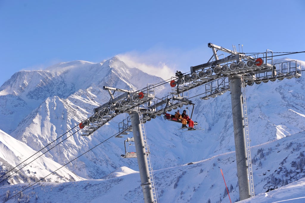 Saint Gervais_Skiers on Chairlift_(c): St Gervais / Karl Bourgois