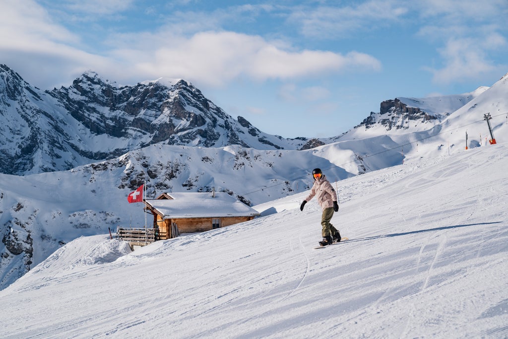 Snowboarderin vor Berghütte