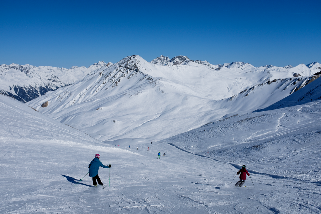 Ischgl_Skiers on Groomed Slopes_(c): Tirol Werbung / Herbig Hans