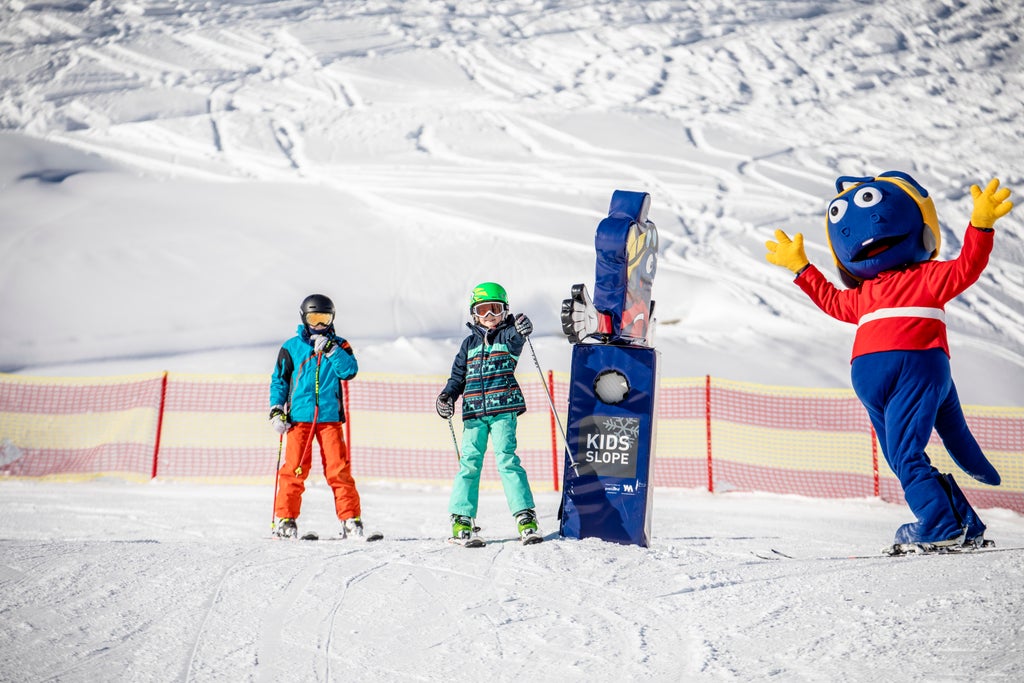 Hintertuxer Gletscher_Kids Skiing with Luis Mascot_(c): shootandstyle.com