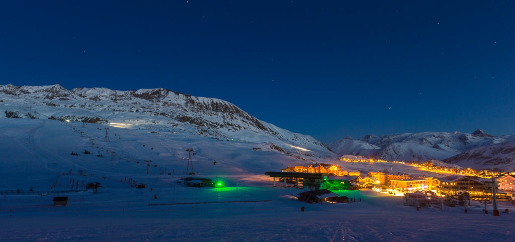 Alpe d Huez_Night Resort Panorama_(c): Laurent Salino / Alpe d'Huez Tourisme