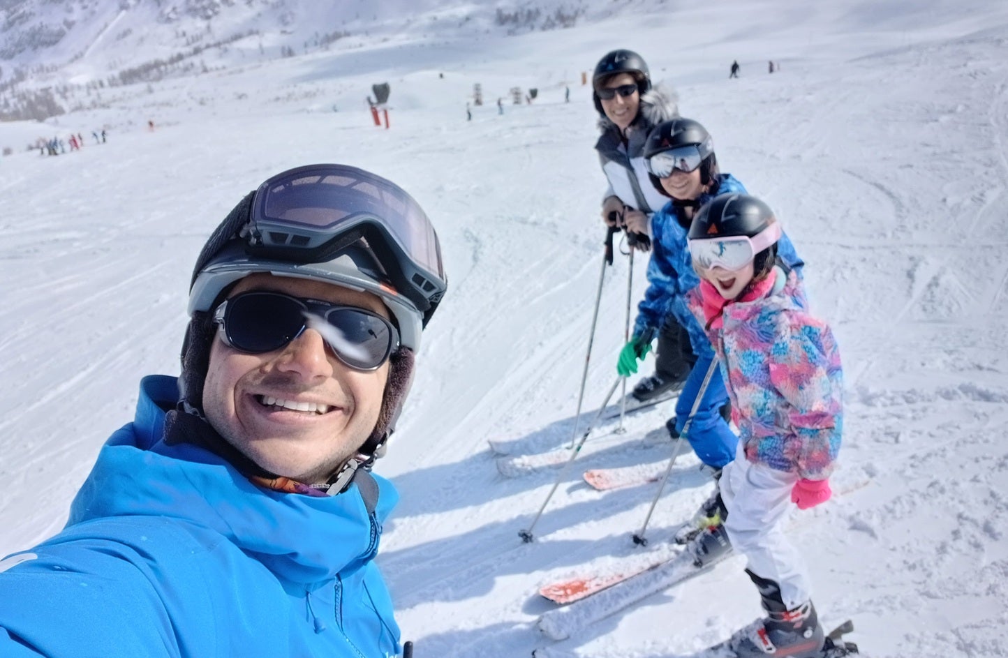 Family skiing in Montgenevre
