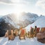 La primavera è il momento perfetto per godersi le montagne trentine, unendo la passione per lo sci a momenti di puro relax sotto il sole. Con le giornate che si allungano e le temperature più miti, la stagione sciistica entra nel suo finale, ma non prima di aver approfittato di una delle esperienze più affascinanti:
