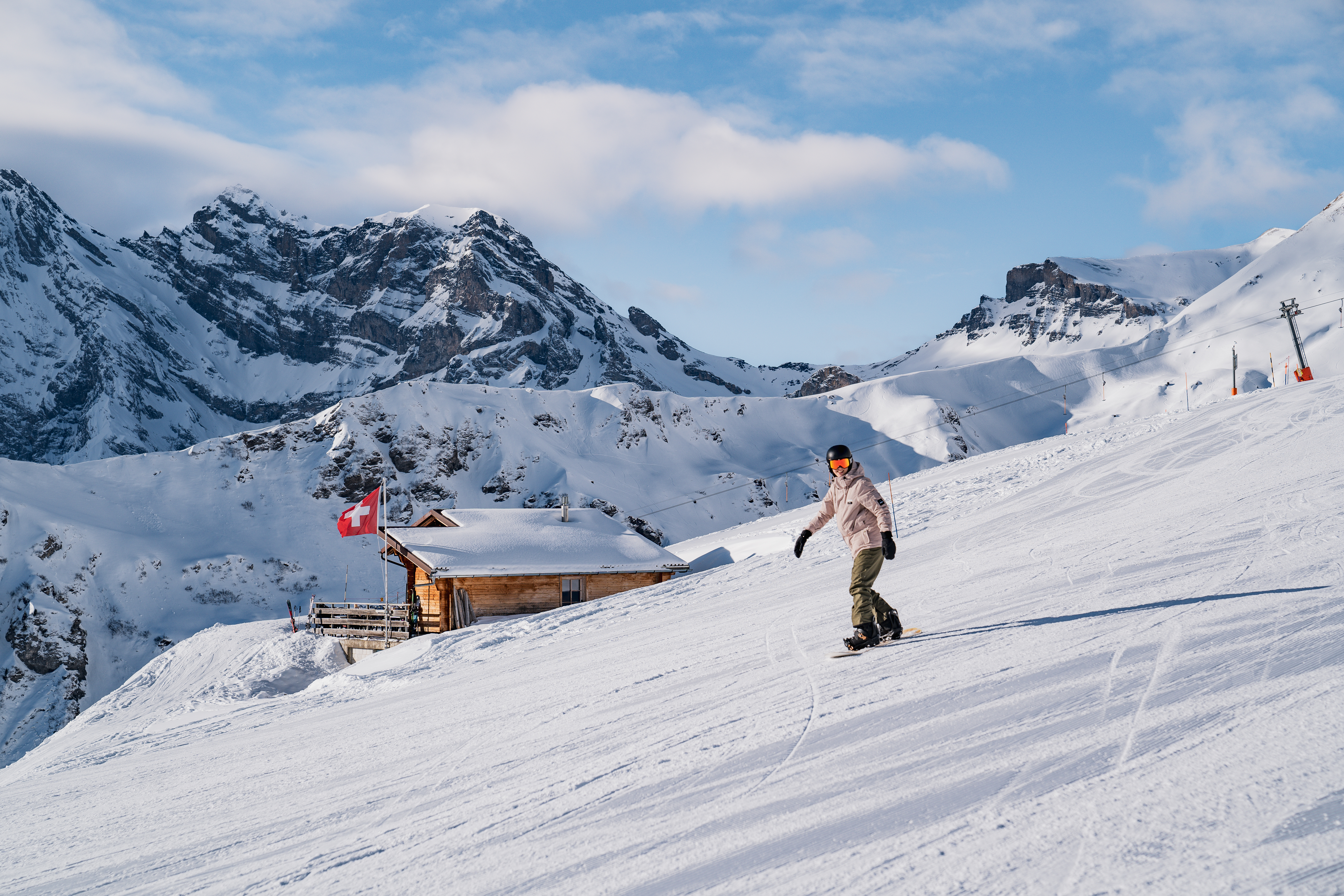 Die Schweiz ist weit mehr als Schokolade, Uhren, Banken und Käse. Sie gehört zu den beliebtesten Wintersportzielen Europas und wir verraten euch, warum. Das Land beeindruckt mit majestätischen Gipfeln, überwältigenden Ausblicken, schier endlosen Pistenkilometern und perfektem Alpenflair. Zwischen ikonischen Dreitausendern und imposanten Viertausendern wartet ein wahres Paradies auf Skifahrer, Snowboarder und Familien, die abwechslungsreiche und
