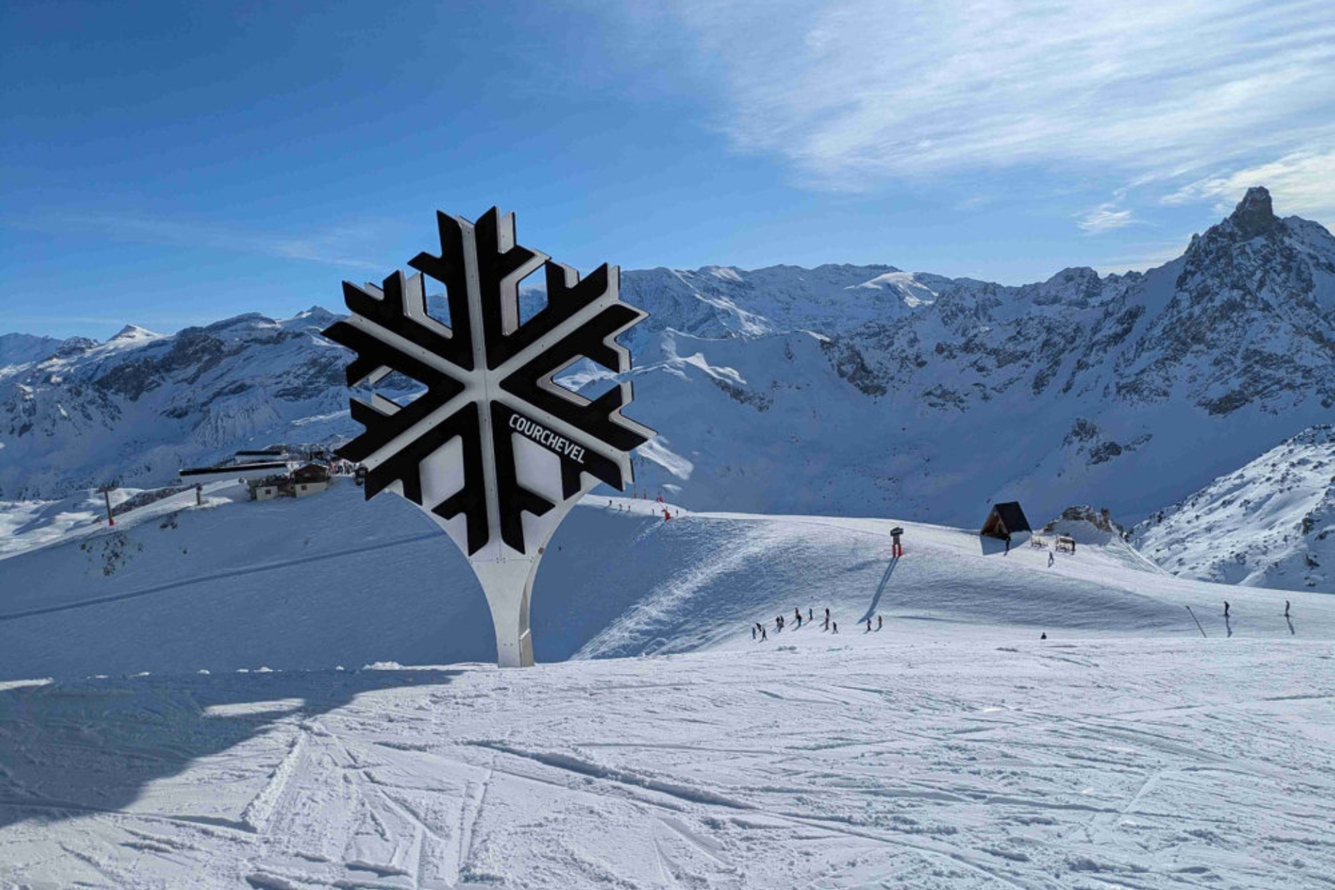 Reporterzy Skiinfo przez cały tydzień 24 godziny na dobę monitorują pokrywę i opady śniegu w około 2000 ośrodków narciarskich na całym świecie. W sezonie narciarskim co tydzień publikujemy raport narciarski, z którego dowiecie się, gdzie leży śnieg, jaka sytuacja panuje w ośrodkach narciarskich, które stacje są czynne i jakie są prognozy pogody na najbliższy okres.
