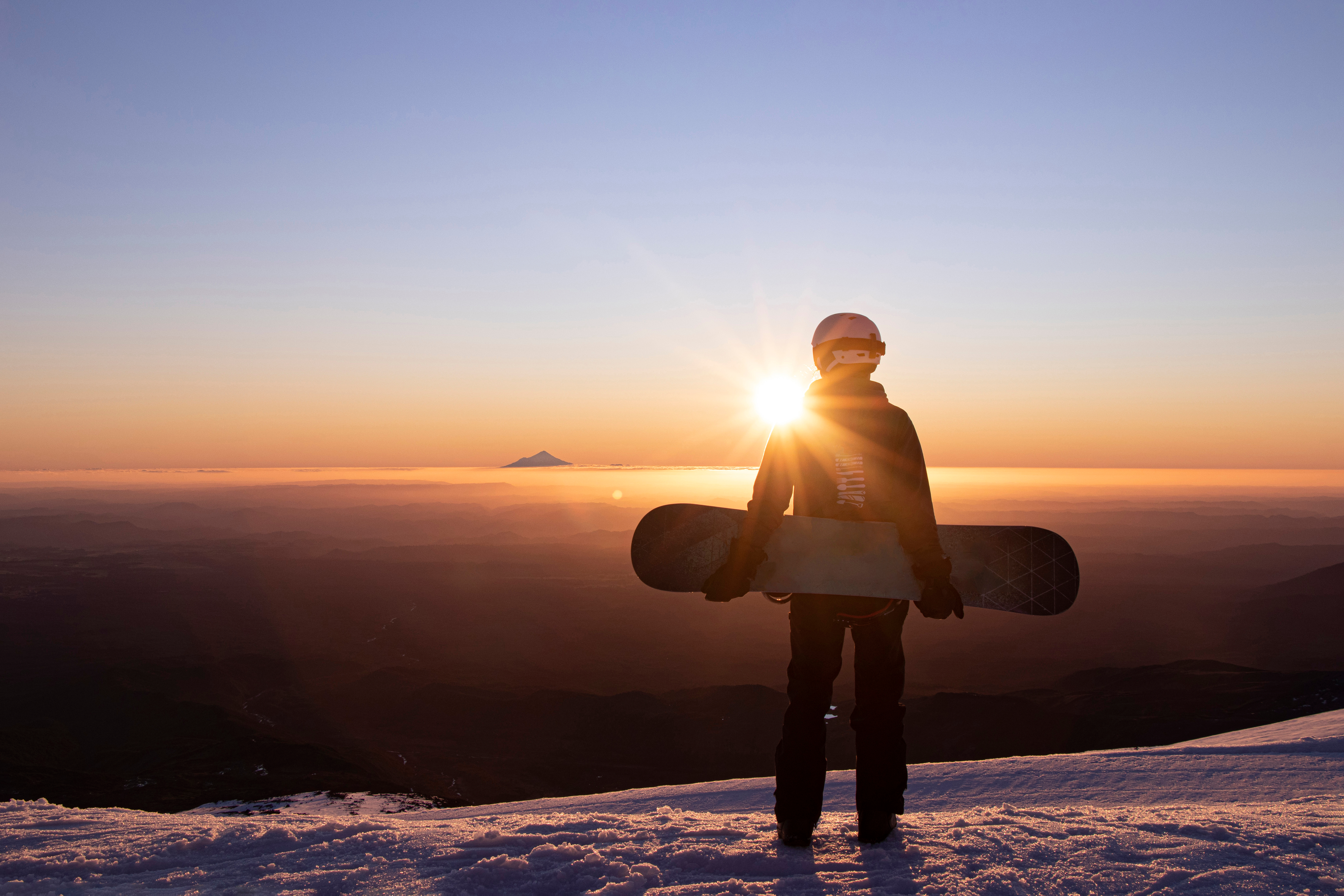New Zealand is a show-stopping bucket list destination, and for good reason. Many people may think of New Zealand’s virtues in summer, during North America’s winter. However, skiers and snowboarders shouldn’t sleep on winter in New Zealand. Once the snow has melted and summer has kicked off in the Western Hemisphere, the winter ski season
