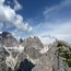 È ancora presto quando Molveno si sveglia, avvolta nella quiete di un mattino terso. Il lago, immobile come vetro, riflette le prime luci del sole che fanno capolino tra i profili frastagliati delle Dolomiti. Inizia da qui l’escursione verso la Cima Croz dell’Altissimo, in Trentino, una delle vette più spettacolari del gruppo di Brenta. Il
