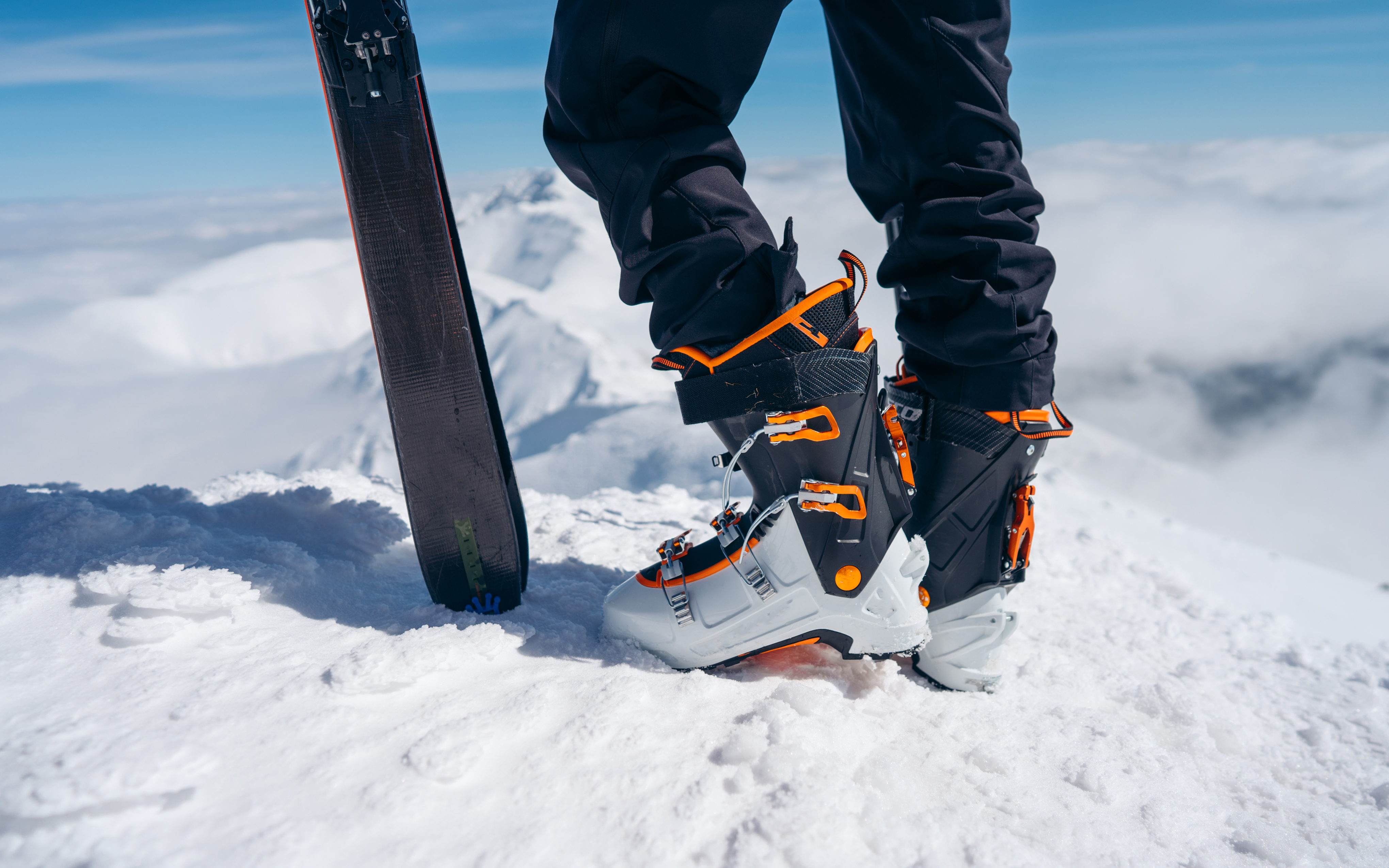 Skitourenschuhe mit Gehmodus im Schnee