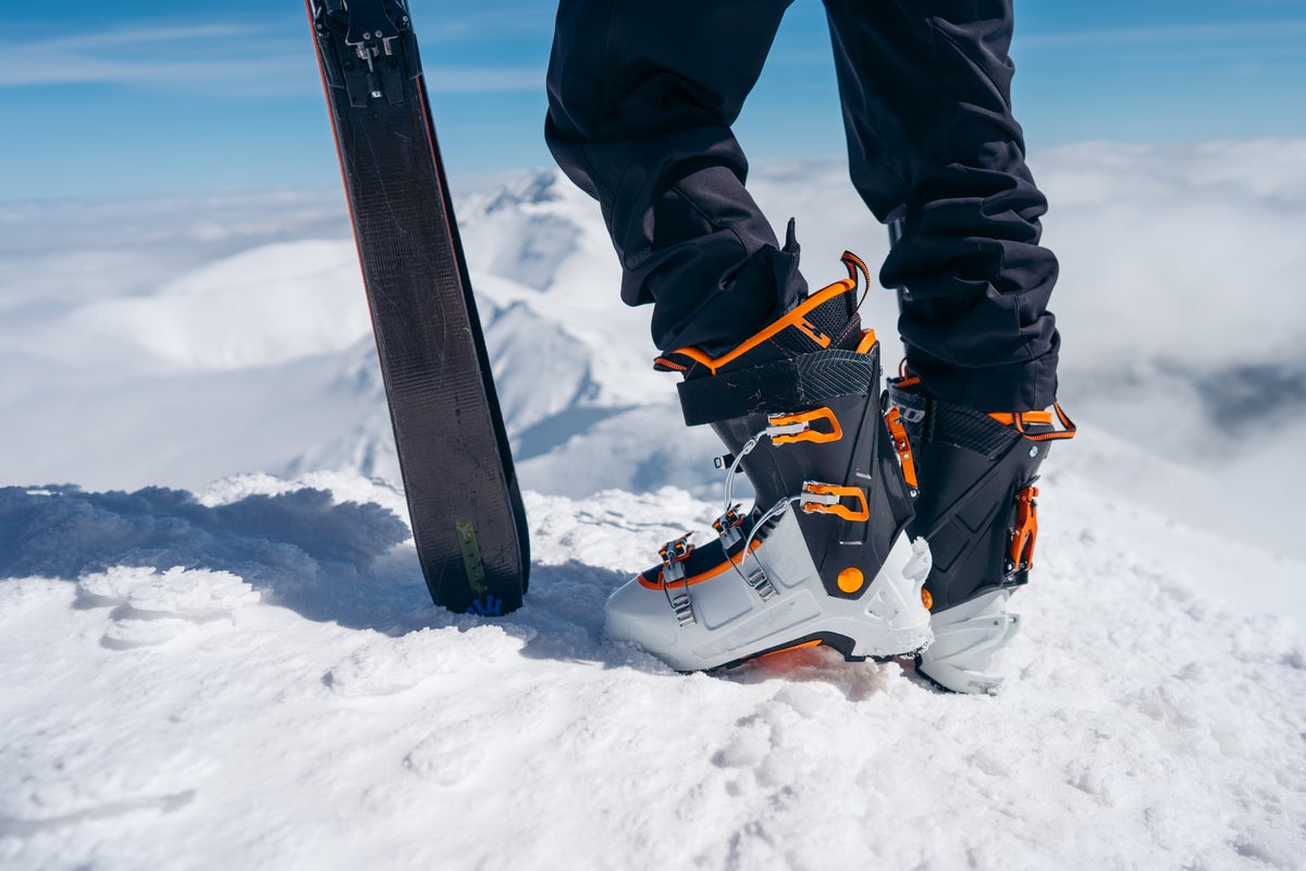 Skitourenschuhe mit Gehmodus im Schnee